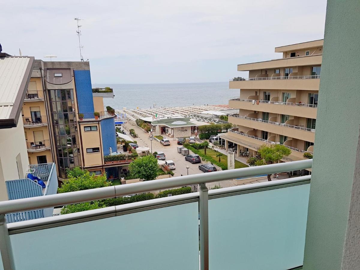 Hotel Sorriso Милано Мартима Екстериор снимка