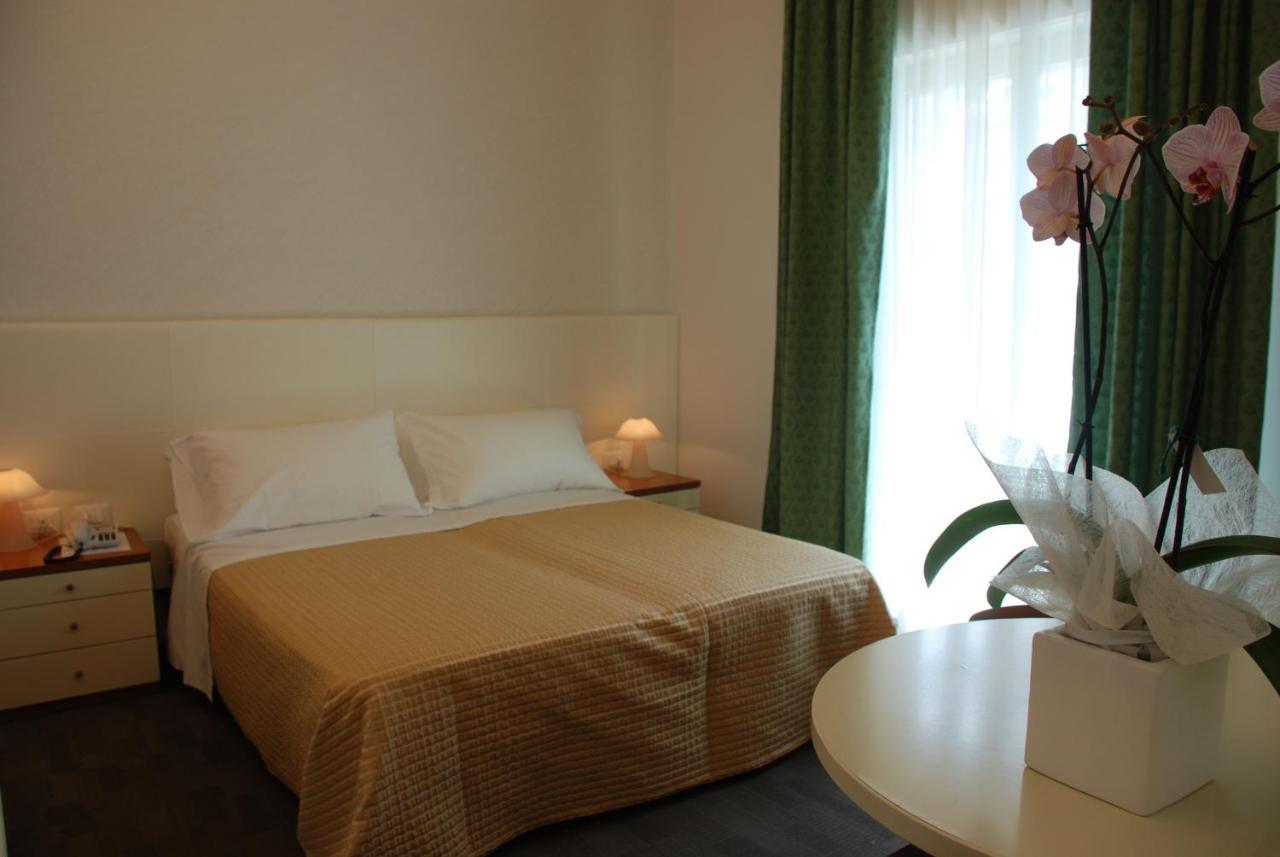 Hotel Sorriso Милано Мартима Екстериор снимка