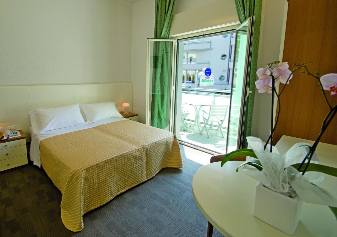 Hotel Sorriso Милано Мартима Екстериор снимка