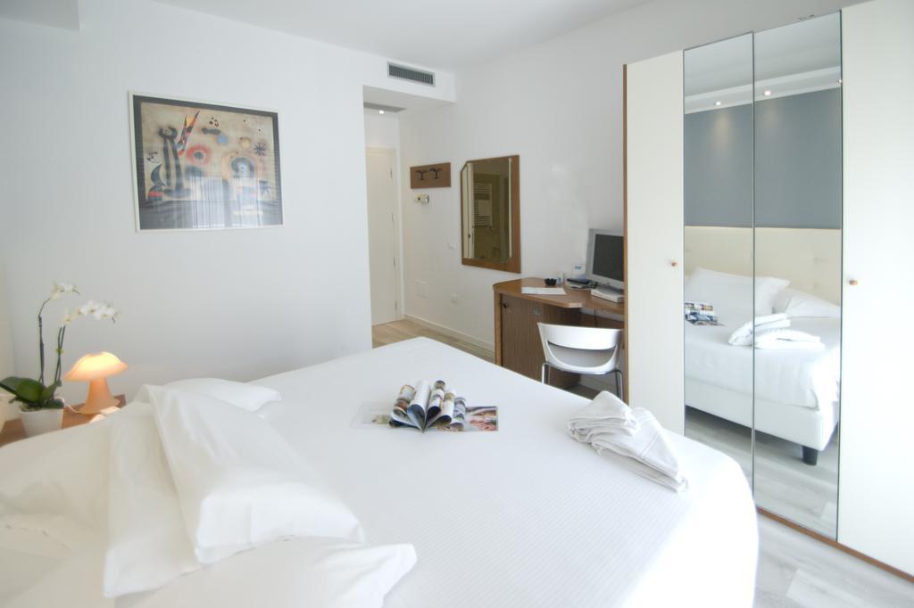 Hotel Sorriso Милано Мартима Стая снимка