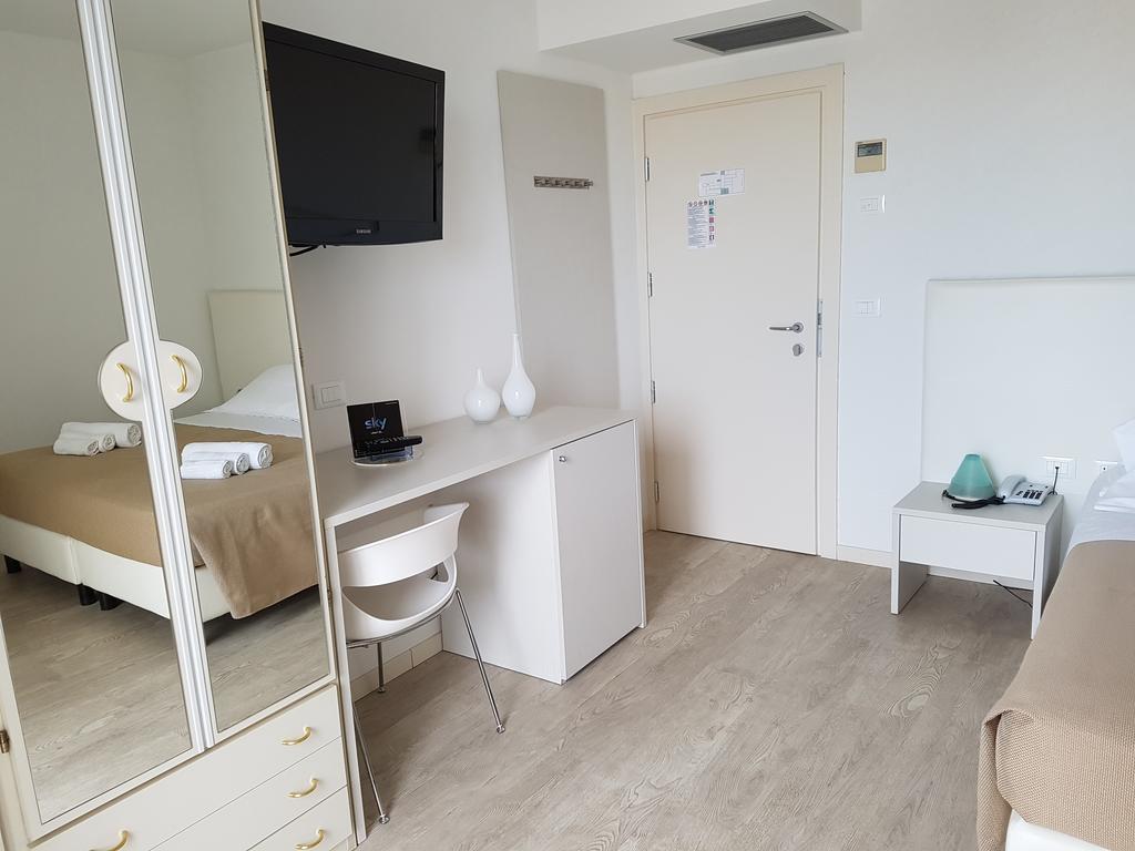 Hotel Sorriso Милано Мартима Екстериор снимка