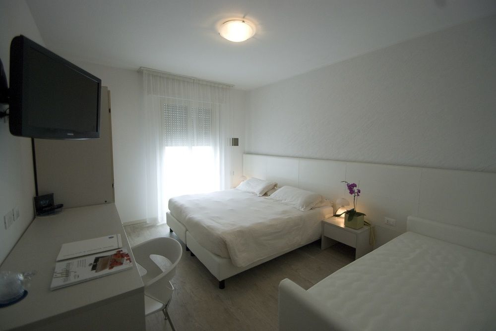 Hotel Sorriso Милано Мартима Екстериор снимка