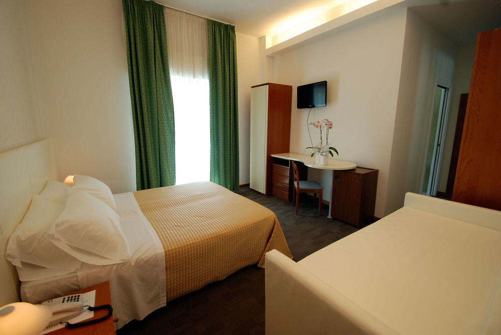 Hotel Sorriso Милано Мартима Екстериор снимка