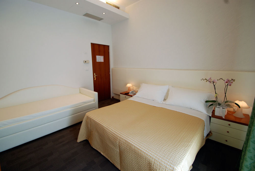 Hotel Sorriso Милано Мартима Екстериор снимка